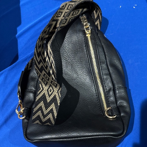 Moda Luxe Black Crossbody Bag with Gold Accents - Picture 1 of 1